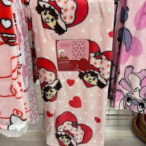 Strawberry Shortcake Hearts Plush Throw Blanket